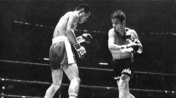 Perico Fernández (izq.), durante el combate contra Lion Furuyama en el que se proclamó campeón del mundo.