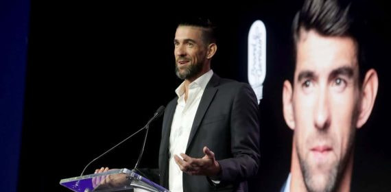 Michael Phelps, en un acto reciente, hablando de su carrera deportiva. Todos quieren ser como él.