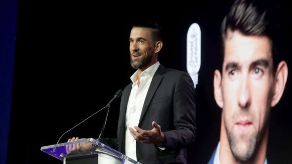Michael Phelps, en un acto reciente, hablando de su carrera deportiva. Todos quieren ser como él.