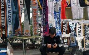 Un vendedor mira su teléfono móvil antes del Real Madrid-Alavés del pasado martes.