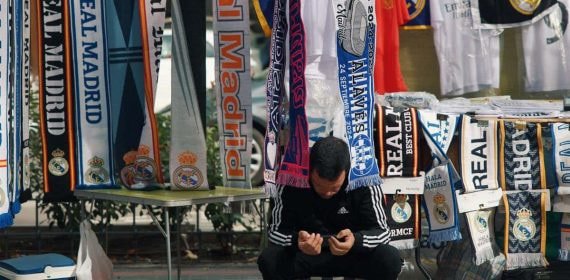 Un vendedor mira su teléfono móvil antes del Real Madrid-Alavés del pasado martes.
