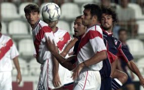 Mami Quevedo, con el Rayo, y Kiko, en el Atleti, pugnan por un balón.
