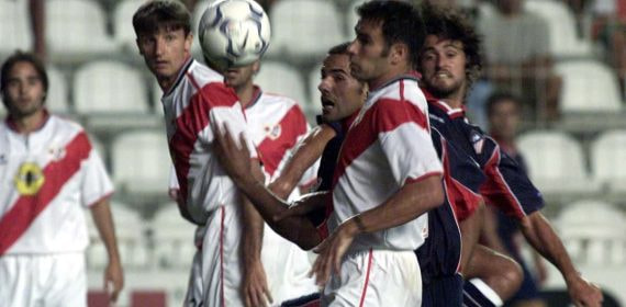 Mami Quevedo, con el Rayo, y Kiko, en el Atleti, pugnan por un balón.