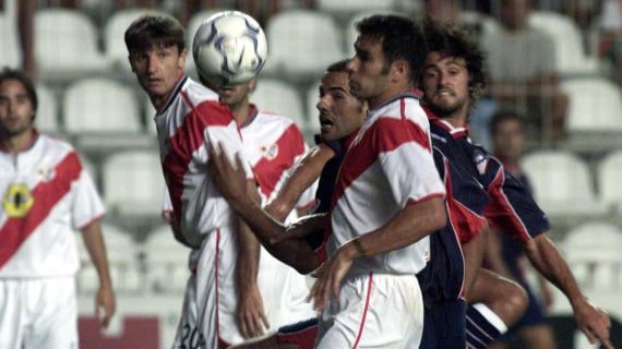 Mami Quevedo, con el Rayo, y Kiko, en el Atleti, pugnan por un balón.