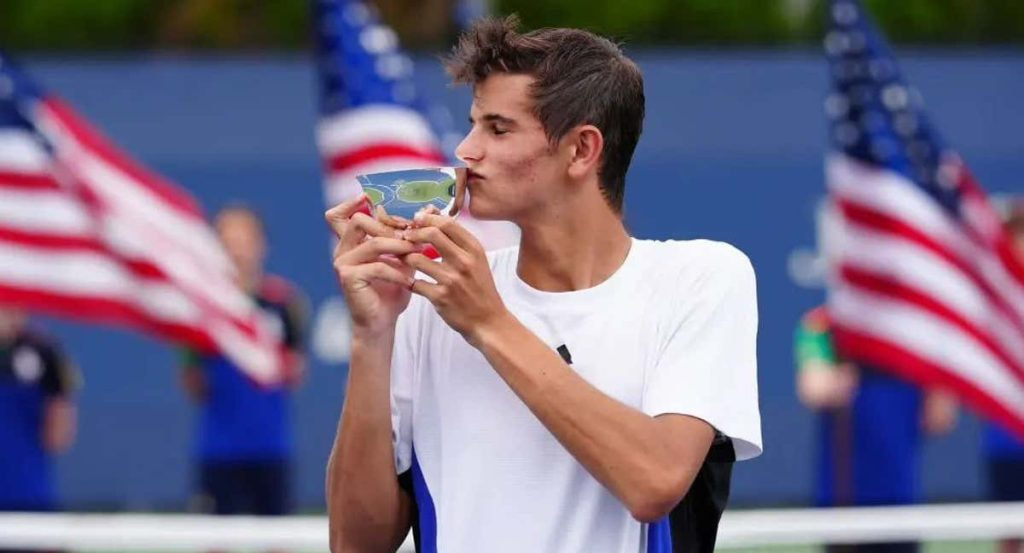 Rafa Jódar besa la copa de campeón del US Open júnior 2024.