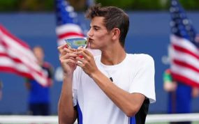 Rafa Jódar besa la copa de campeón del US Open júnior 2024.