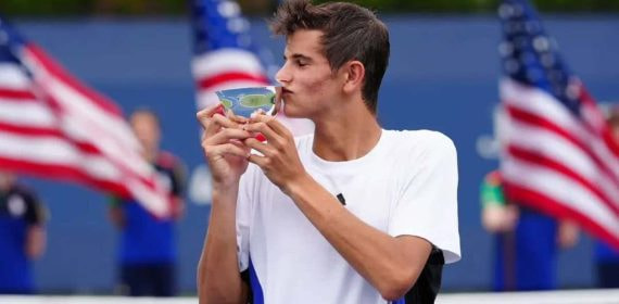 Rafa Jódar besa la copa de campeón del US Open júnior 2024.