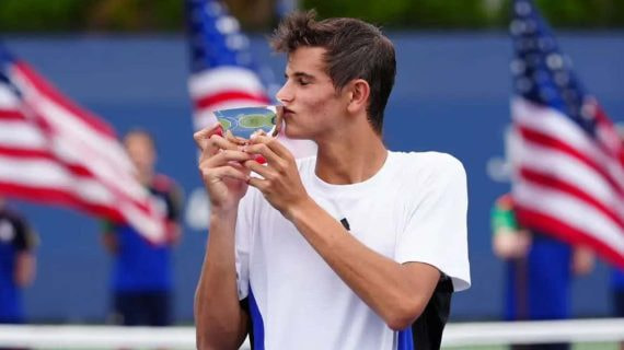 Rafa Jódar besa la copa de campeón del US Open júnior 2024.