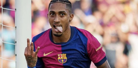 Raphinha marcó un hat-trick ante el Valladolid.