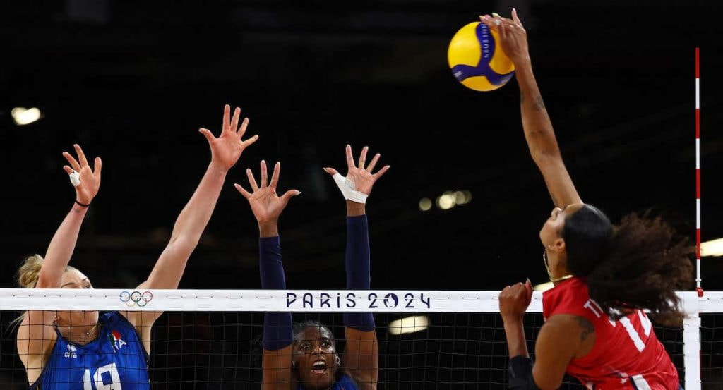 Acción de remate durante un partido de voleibol entre Italia y Estados Unidos.