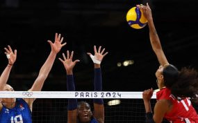 Acción de remate durante un partido de voleibol entre Italia y Estados Unidos.