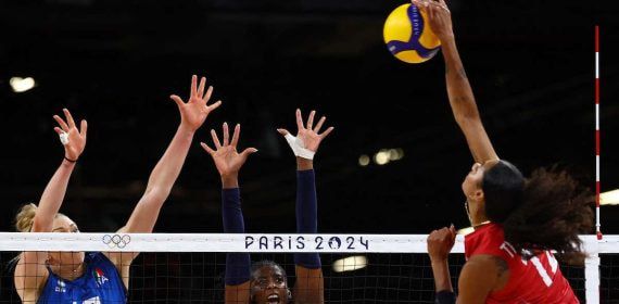 Acción de remate durante un partido de voleibol entre Italia y Estados Unidos.