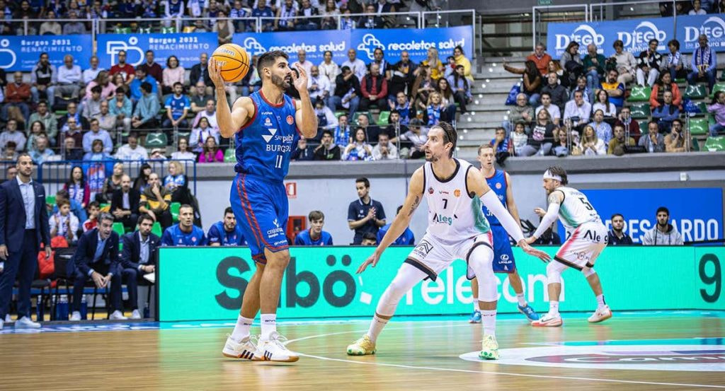 Dani Díez, del San Pablo Burgos, con la bola durante el partido ante el Grupo Alega Cantabria.