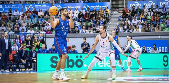 Dani Díez, del San Pablo Burgos, con la bola durante el partido ante el Grupo Alega Cantabria.