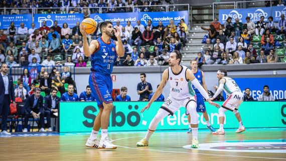 Dani Díez, del San Pablo Burgos, con la bola durante el partido ante el Grupo Alega Cantabria.