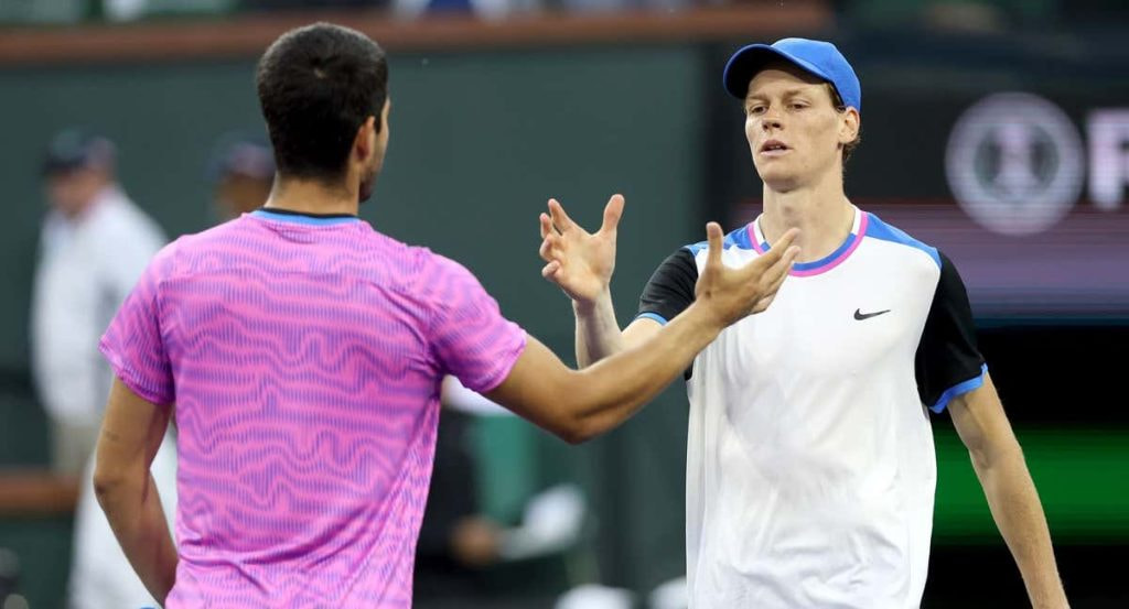 Carlos Alcaraz y Jannik Sinner se saludan tras las semifinales de Indian Wells 2024.
