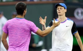 Carlos Alcaraz y Jannik Sinner se saludan tras las semifinales de Indian Wells 2024.