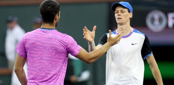 Carlos Alcaraz y Jannik Sinner se saludan tras las semifinales de Indian Wells 2024.