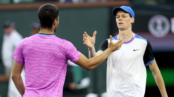 Carlos Alcaraz y Jannik Sinner se saludan tras las semifinales de Indian Wells 2024.