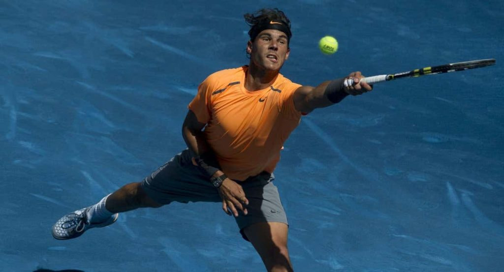 Rafael Nadal golpea una derecha durante el Mutua Madrid Open 2012, la única edición en la que tuvo la tierra azul.