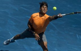 Rafael Nadal golpea una derecha durante el Mutua Madrid Open 2012, la única edición en la que tuvo la tierra azul.