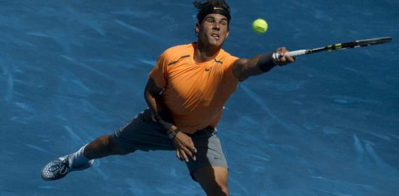 Rafael Nadal golpea una derecha durante el Mutua Madrid Open 2012, la única edición en la que tuvo la tierra azul.