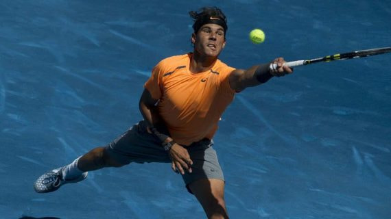 Rafael Nadal golpea una derecha durante el Mutua Madrid Open 2012, la única edición en la que tuvo la tierra azul.