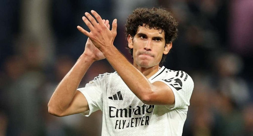 Vallejo aplaude al público del Bernabéu.