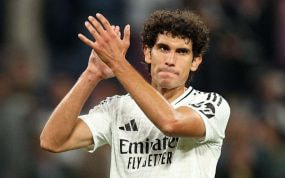 Vallejo aplaude al público del Bernabéu.