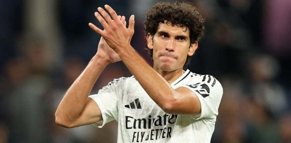 Vallejo aplaude al público del Bernabéu.