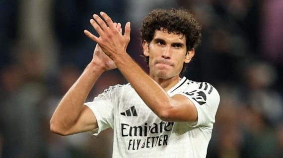 Vallejo aplaude al público del Bernabéu.