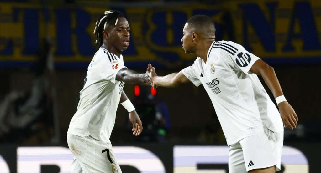 Vinicius y Mbappé se saludan durante el partido contra Las Palmas.