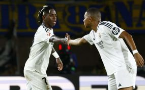Vinicius y Mbappé se saludan durante el partido contra Las Palmas.