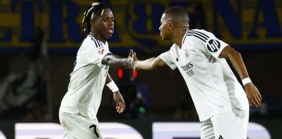 Vinicius y Mbappé se saludan durante el partido contra Las Palmas.
