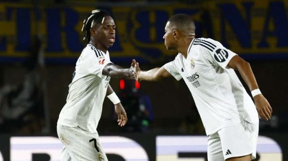 Vinicius y Mbappé se saludan durante el partido contra Las Palmas.