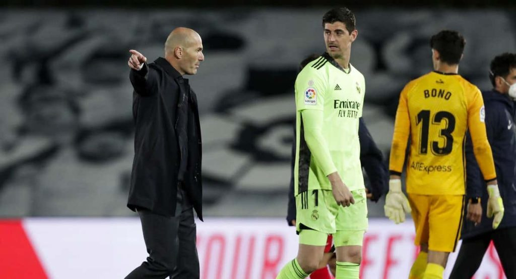 Zidane da órdenes a Courtois tras un Real Madrid - Sevilla.