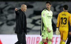 Zidane da órdenes a Courtois tras un Real Madrid - Sevilla.