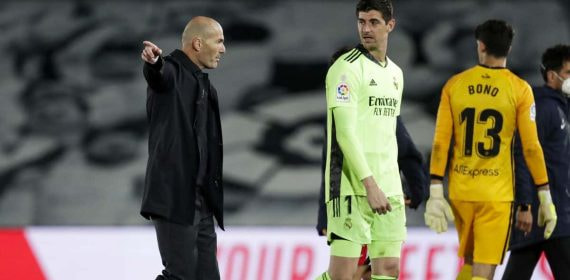 Zidane da órdenes a Courtois tras un Real Madrid - Sevilla.
