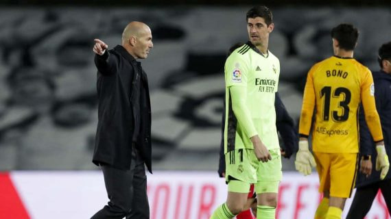 Zidane da órdenes a Courtois tras un Real Madrid - Sevilla.