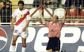 Gerhard Poschner y Jordi Cruyff, en el choque de cuartos en Vallecas.