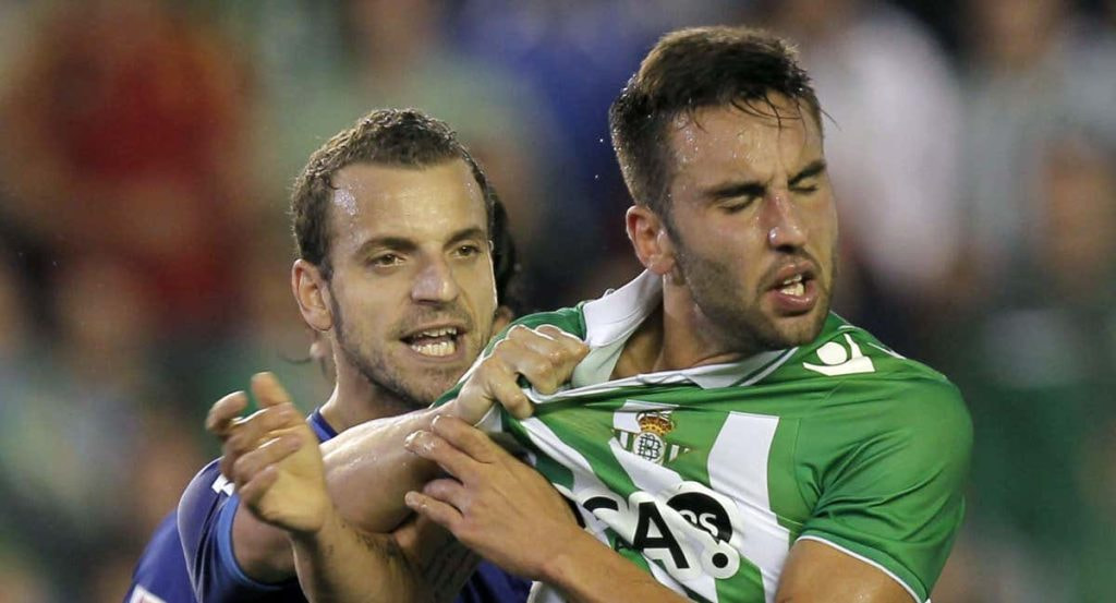 Nono es agarrado por Soldado en un Betis-Valencia de 2012.
