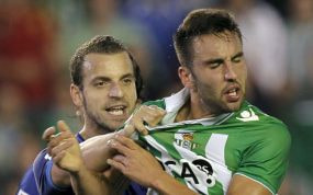 Nono es agarrado por Soldado en un Betis-Valencia de 2012.
