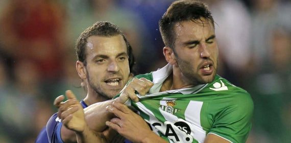 Nono es agarrado por Soldado en un Betis-Valencia de 2012.