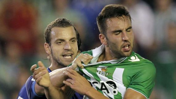 Nono es agarrado por Soldado en un Betis-Valencia de 2012.