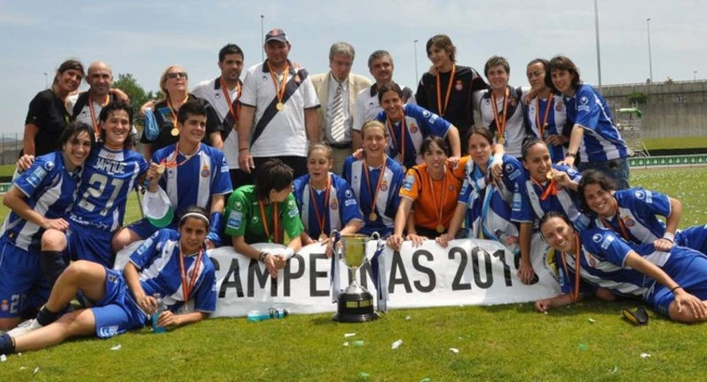 El Espanyol con la Copa de la Reina de 2010.