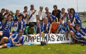 El Espanyol con la Copa de la Reina de 2010.