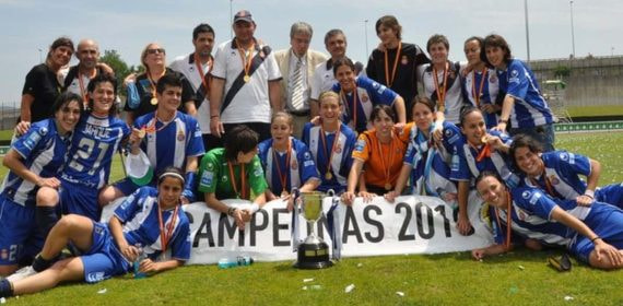 El Espanyol con la Copa de la Reina de 2010.