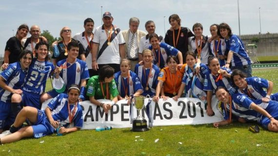 El Espanyol con la Copa de la Reina de 2010.