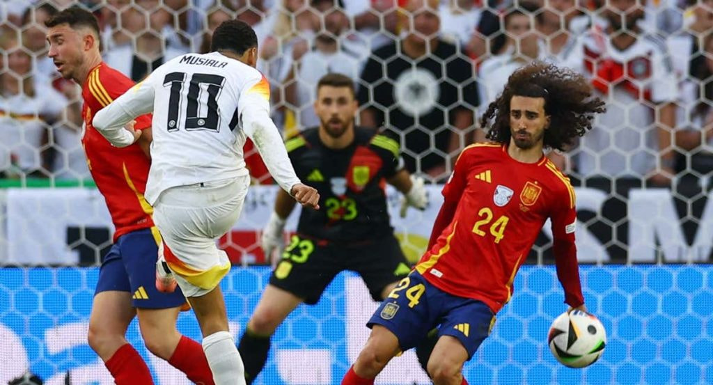 Momento en el que el disparo de Musiala se estrella en la mano de Cucurella en los cuartos de final de la Eurocopa entre España y Alemania.
