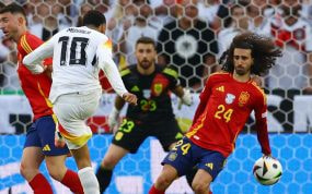 Momento en el que el disparo de Musiala se estrella en la mano de Cucurella en los cuartos de final de la Eurocopa entre España y Alemania.